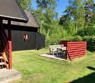 På nedre plan fräscht badrum med dusch och toalett, fullt utrustat kök med matbord för