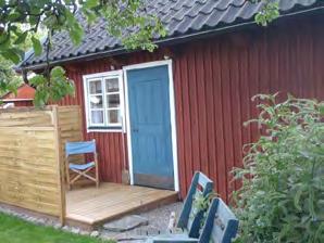 Lägenheten ligger avsides med egen ingång och nyttjar en del av trädgården.