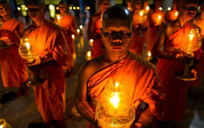 RELIGIÖSA HÖGTIDER Alla: Vesak (Buddhadagen)- största