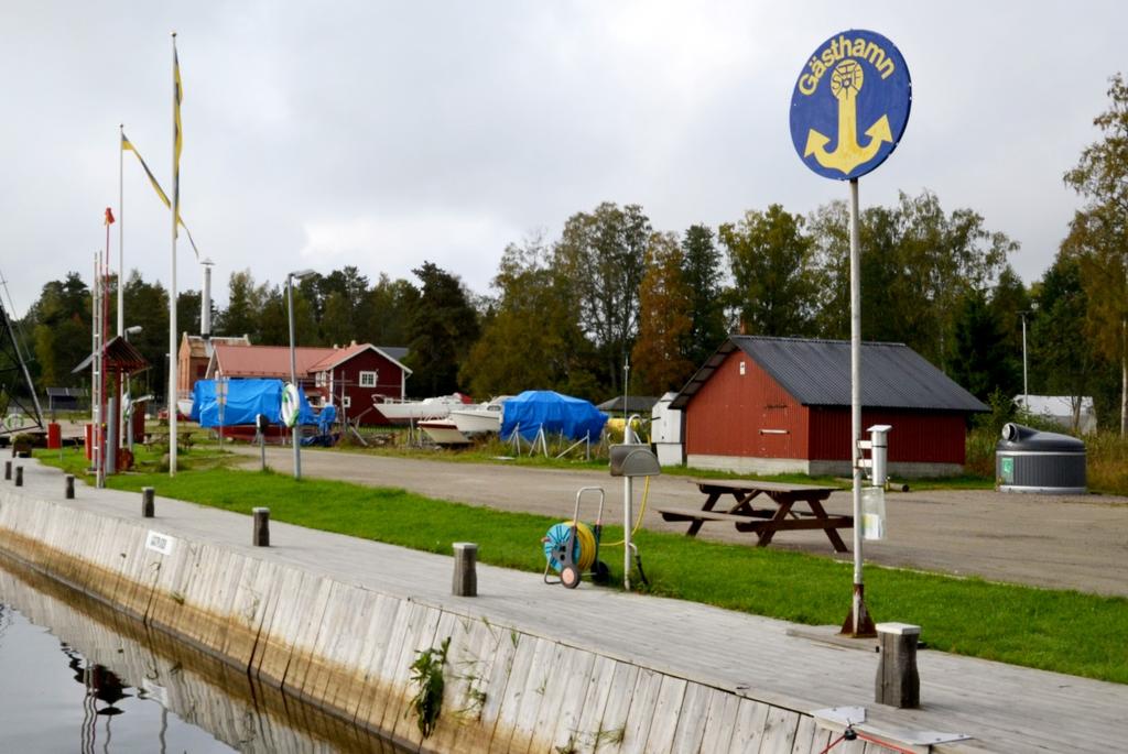 Sandarne Sandarne är en gammal industriort med rötter i 1800-talets sågverksepok. Idag har sågverken ersatts av andra företag.