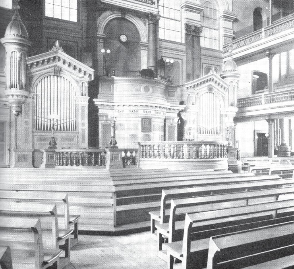 Kyrksalen före 1903 års ombyggnad. många människor inom syn- och hörhåll för predikanten och hade inte råd med några extravaganser.