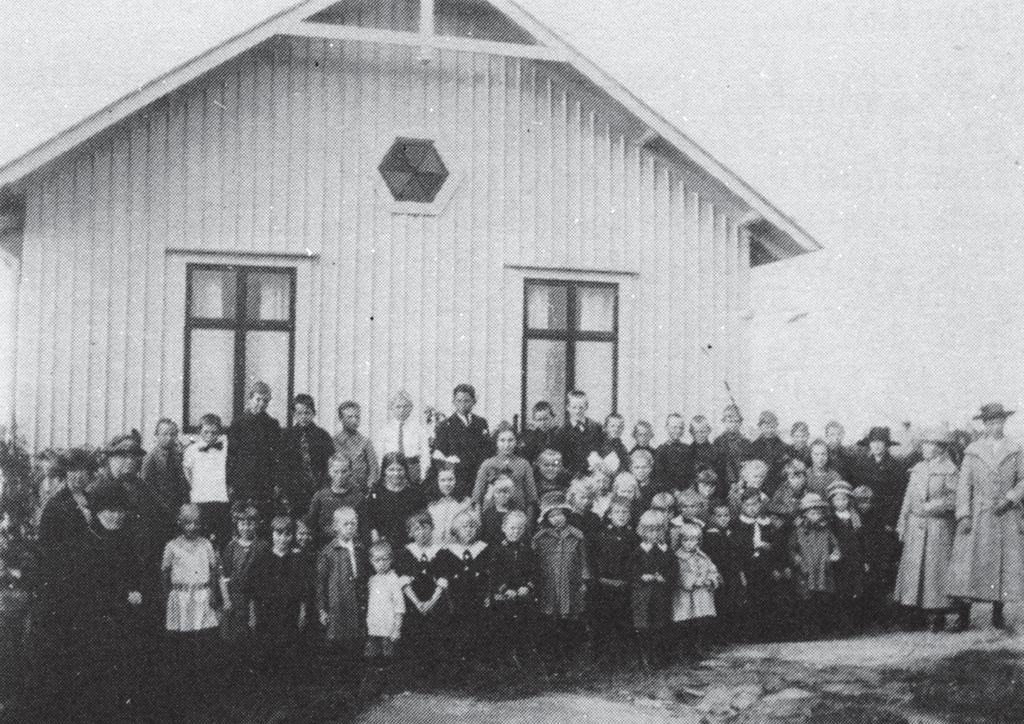 LÅNGEDRAGS MISSIONSHUS Söndagsskolan samlad framför Långedrags Missionshus 1929.