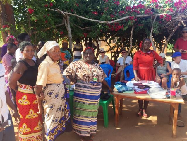 är ledare för en mikrokreditgrupp på 19 kvinnor som sysslar med hönsuppfödning och kassava.
