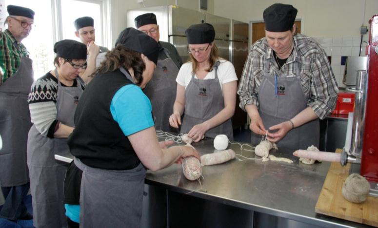 Övrigt På Herrmannsdorf har de 30 olika typer av salami. Det finns exempelvis mögelmognade som lagras i 4 månader, eller rökta produkter som är klara efter 6-8 veckor.