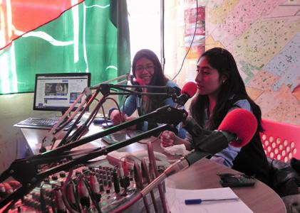 Intervju och foto: Nathalie Elena Gordin GLORIA ANGELLY OCH CELESTE SÄNDER RADIO Möjligheten att uttrycka sig i radio har varit värdefull för Gloria Angelly Vega Vargas, 18, och Celeste Echeverria