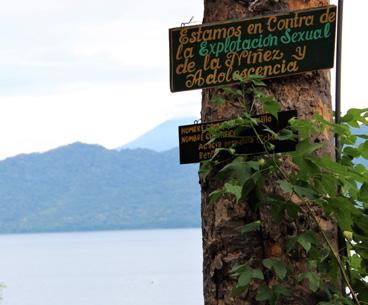 Skylt mot sexuell exploatering av barn utanför ett hotell vid Laguna de Apoyo, Nicaragua.