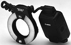 Med andra ord fungerar det som en blixt med hög apacitet som är separat ansluten i stället för den inbyggda blixten. Mer information finns i användarhandboen till Speedlite i EX-serien.