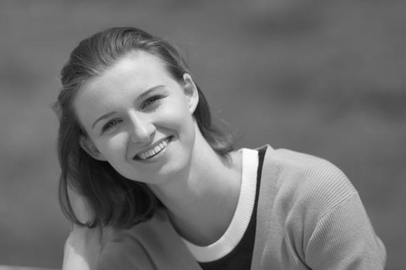 2 Fotografera porträtt Metoden <2> (Porträtt) gör bagrunden osarp så att det mänsliga motivet blir mer framträdande. Den får även hår och hudtoner att se mjuare ut.