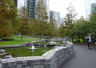 Bilden till vänster: Ny park i Canary Wharf, delvis anlagd ovanpå underjordiskt shoppingscentrum. Bilden till höger: Centrala delen av Canary Wharf.