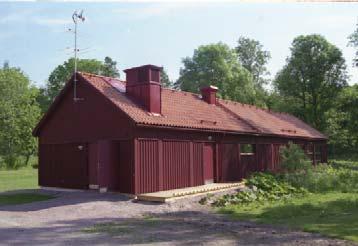 Golvet är belagt med tegelrött oglaserat klinker från Höganäs. Uppvärmning av byggnaden ska utföras som direktverkande elvärme.