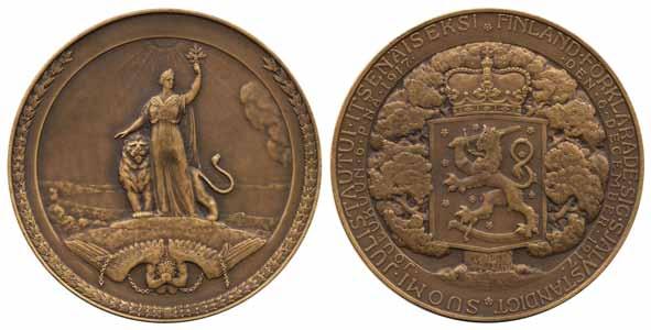 641 641 Finland Finland Independence medal in bronze in original case. 72 mm.