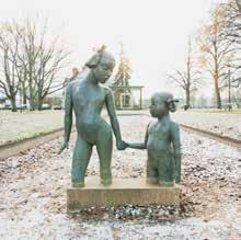 Ovan från vänster: Hyttabron, skulpturen Hand i hand och Centralstationen. Undre raden: Cyrillushuset Värmlands museum, Karlstads vandrarhem och skulpturen Vindarnas boning.