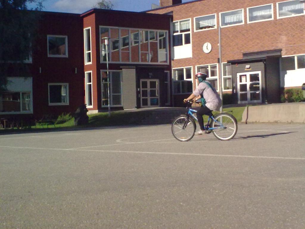 Val av plats Det är en myt att en utförsbacke är den bästa platsen att lära någon att cykla. Det är mycket viktigt att de första lektionerna sker på en plan yta.
