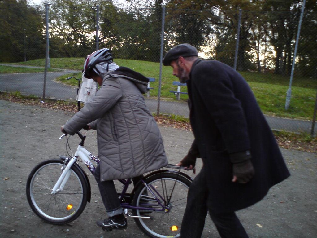 Om cykeln har flera växlar, börja med att kontrollera att den är i en låg växel. Inled sedan med att visa hur man får pedalen i rätt position för att starta.