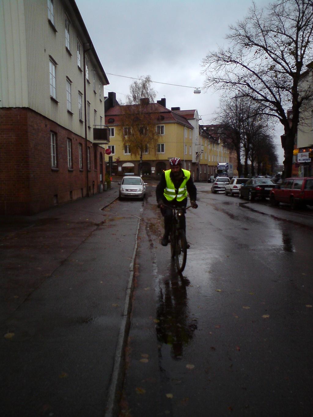 gör och rättar dem vid behov. Stanna ofta och förklara hur olika trafiksituationer ska hanteras när ni möter dem.