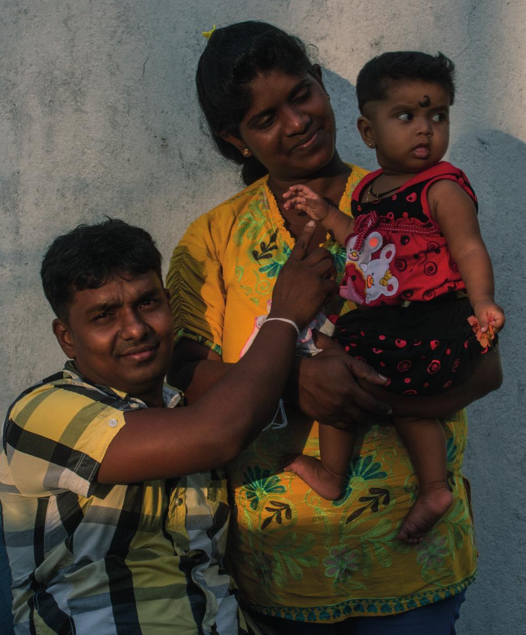 Sameera Sandaruwan med sin fru Indika Hennayaka Mudiyanselage och deras dotter Theekshana Thathsarani.