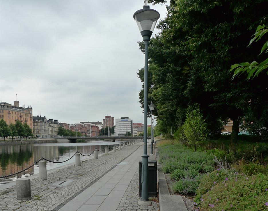 Program för utveckling av Malmös kanalrum: Översiktlig beskrivning och analys Nedsänkt trottoar som nås med trappa ger begränsad tillgänglighet Kanalen till fots - - Promenader i vått och torrt En