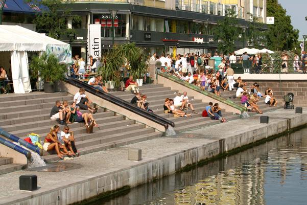 Stentrappa i söderläge med kanalbåt (Gatukontorets arkiv) Folkliv i Raoul Wallenbergs park (Gatukontorets arkiv) Väl använt vatten Torftig trottoar Sliten glacis och räcke Program för utveckling av