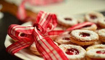 Mycket att äta - både på plats och att köpa med hem så som fisk, korvar, ostar, honung, sylt, saft, hembakt mm. Julfika och musikunderhållning av bröderna Frid. Även söndag 3 december.