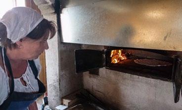 Samtalsbaserad föreläsning om färgtradition och hälsingemåleri mellan konstnär Helena Bratt och Världsarvskoordinator för Bollnäs kommun Mélanie Platzgummer.