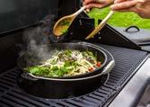 Toppa din grillmåltid med krispiga grönsaker som du tillagar försiktigt i, grillkorgen, en spännande Wok eller som en läcker gryta i den gedigna gjutjärnspannan.