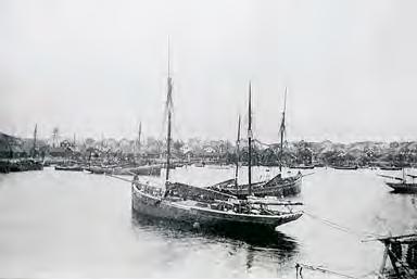 9. Ankrade engelska kuttrar i Mollösund ca 1900. Var i Stockens närhet finns det någon schwaa, som användes för båtupptagning?