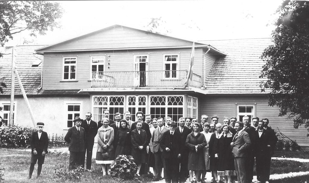 10 Birkas en svensk folkhögskola i Estland Eestirootslane Lärare framför Birkas Folkhög- och Lantmannaskola.