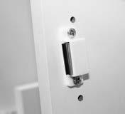 Placera magnetbrickan på magneten och stäng dörren för att mäta ut magnetbrickans placering på skåpsluckan. Se bild. SIDA () DATUM 04-06-7 UTGÅVA ART NR 3938 6.