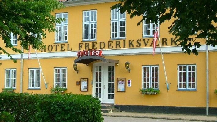 Hotel Frederiksværk Hotel Frederiksvaerk ligger i mitten av staden, omgiven av kanaler och vackra byggnader.
