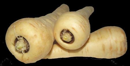 Skala rotfrukter och lök. Skär potatis, rödbetor och lök i klyftor. Halvera palsternackor och morötter i på längden.