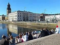 Rådhuset Torsdag 20 april Trivselkväll. Gunnars OneManBand spelar välkända låtar från 50-talet (exv. Elvis) och framåt.