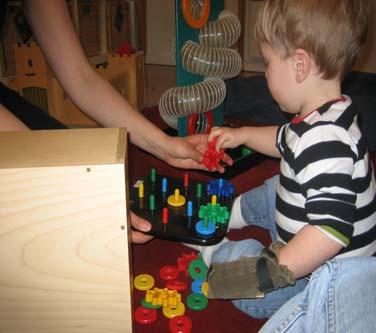 Spel av alla slag, småbarn tycker ofta om att plocka med spelpjäserna och spela på sitt sätt Lägga pussel, gärna pussel med stora knoppar.