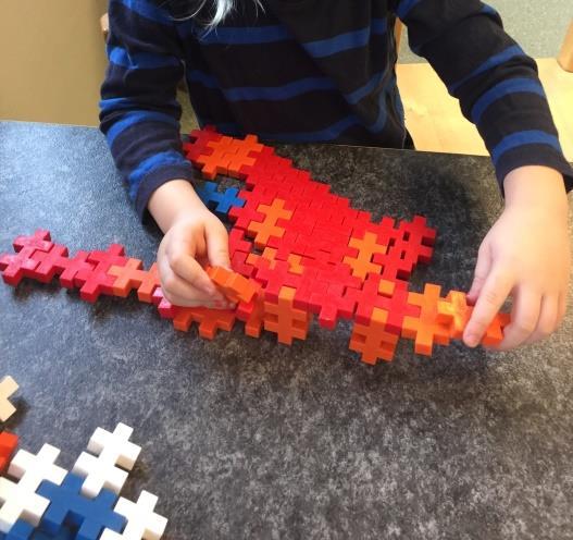 Barnen bygger och konstruerar i olika material. Man kan konstruera med färdiga material som Plus Plus eller Lego Hållbar utveckling i praktiken.