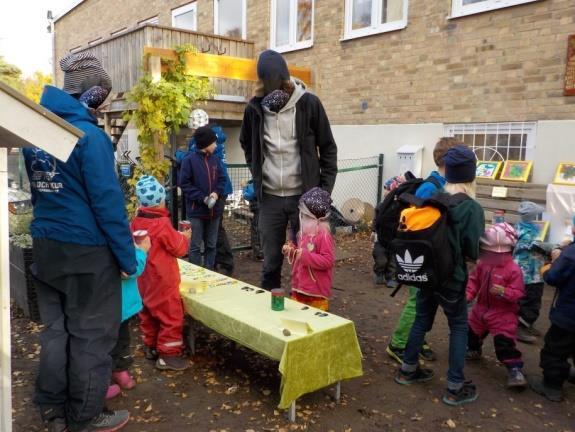 Utveckla öppenhet, respekt, solidaritet och ansvar. Utveckla förmåga att ta hänsyn till och leva sig in i andra människors situation samt vilja att hjälpa andra.