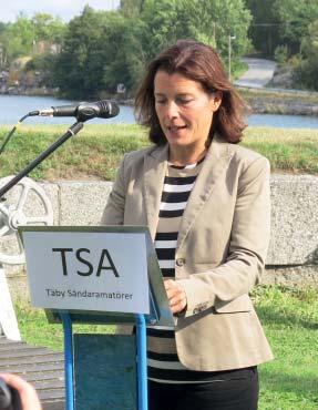 Ministern tog sig tid att besöka alla radioklubbarna och titta på och ställa initierade frågor om deras aktiviteter.