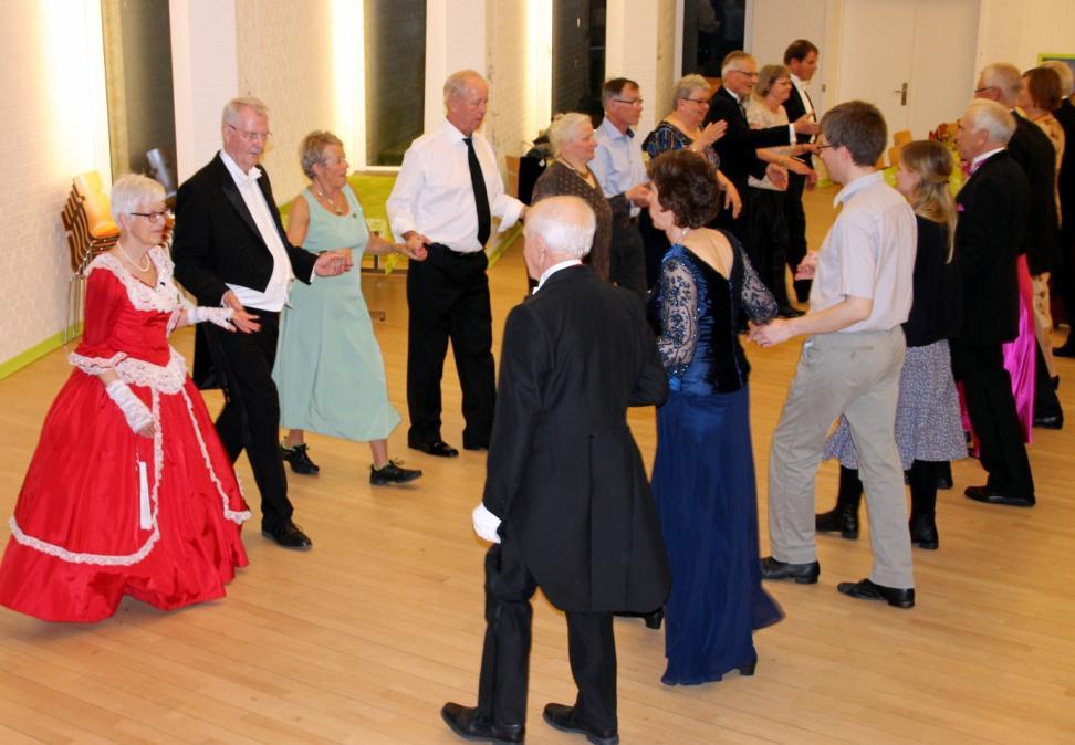 Bal på Bornholm Bornholms Folkedansere (bildat 1951) hade inbjudit till bal i Tejn på Bornholm och man firade samtidigt Dansens dag.