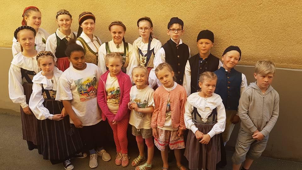 Vi som ingår i Dans-Musiksektionen är: Marianne Halling - sammankallande Madeleine Nydahl Maria Cedergren Ann-Charlotte Andersson Lena Holmdahl Eva Edstrand Hoppas vi ses i sommar i samband med olika