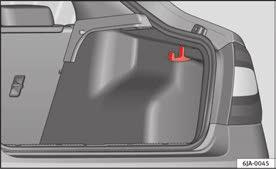 VIKTIGT Fästöglorna får belastas med maximalt 3,5 kn (350 kg). Lampa i bagageutrymmet Lampan tänds automatiskt när bakluckan öppnas.