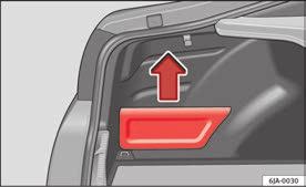 124 Sittplatser och förvaringsutrymmen Förvaringsfack i bagageutrymmet Kontrollera att sikten bakåt inte skyms när klädkrokarna används.
