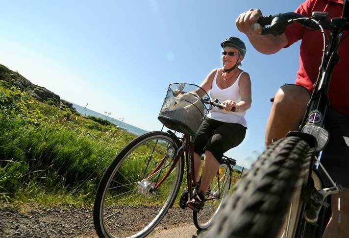 Strategi för det tätortsnära friluftslivet Till fots och i rörelse tillgång och tillgängligt Att kunna tryggt röra sig fritt både till fots och med cykel är en förutsättning för god livskvalité för