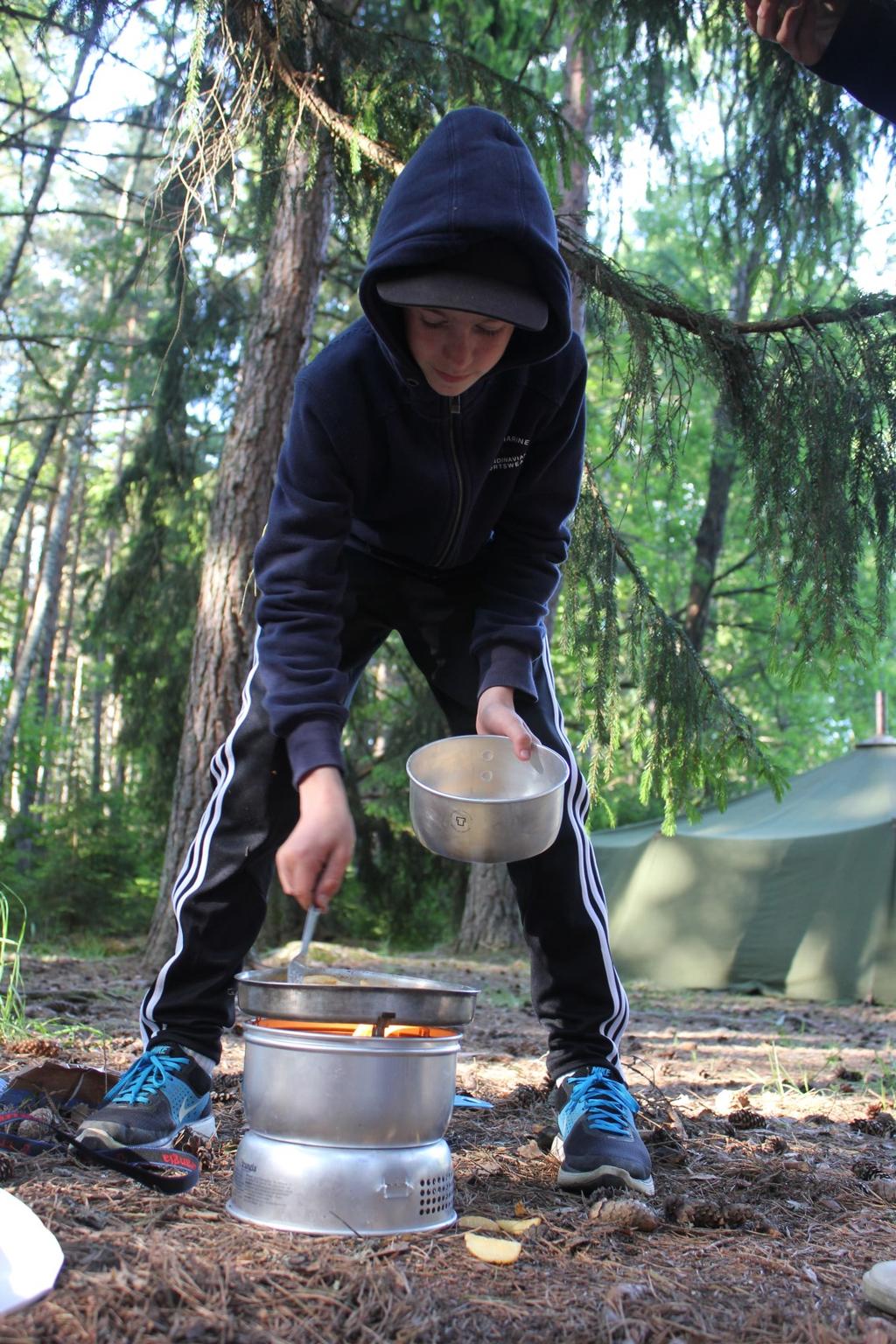 Det är inte alltid så lätt att veta vad fåglarna heter på svenska och ännu svårare blev det på engelska Kvällen blev ganska kylig och efter traditionellt lägeldsmys och grillade
