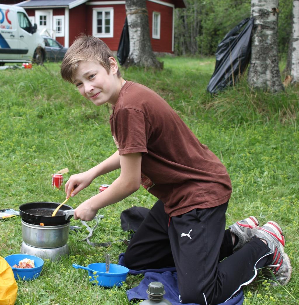 Vi i 9b paddlade i ungefär 1 timme. Vi kom fram till ett litet mysigt ställe där det fanns ett vindskydd och en grill. Först slog vi upp militärtälten.