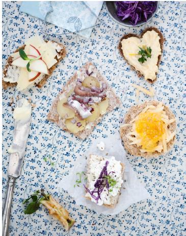 Frukost Vanligaste frukosten en macka med margarin, ost och gurka Dags för nya pålägg på