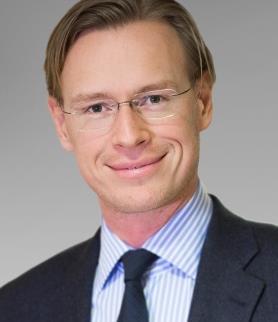 Han har även varit chef för Götabanken Investment Banking samt bankdirektör i Götabanken.