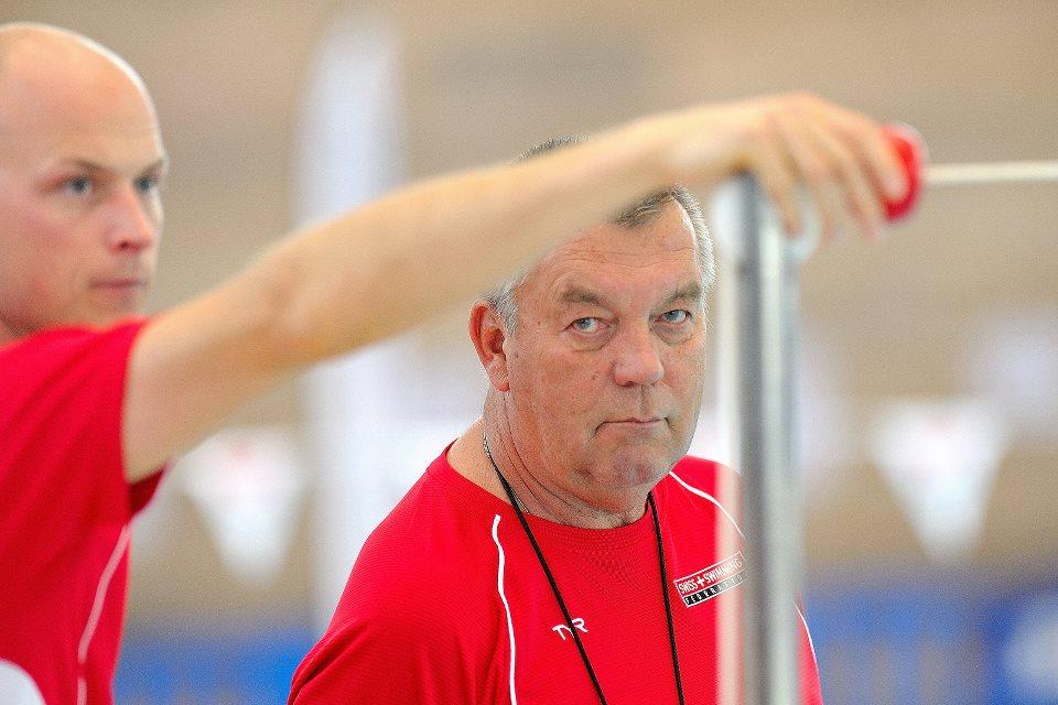 Dominerande överkroppsarbete. Vattenmotståndet ökar i kvadrat (ca) med hastigheten, simekonomi i hög hastighet avgörande för prestationen (somatotyper!). Blodlaktatnivåer efter ett 100 meters lopp stiger upp emot eller över 20mmol*L-1.