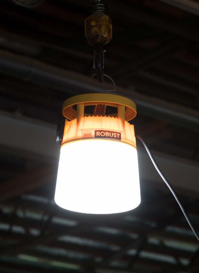 Rekommenderad monteringshöjd för lampan: 2,5 6 m. För jämn belysning rekommenderar vi ett avstånd på 6 meter mellan lamporna.