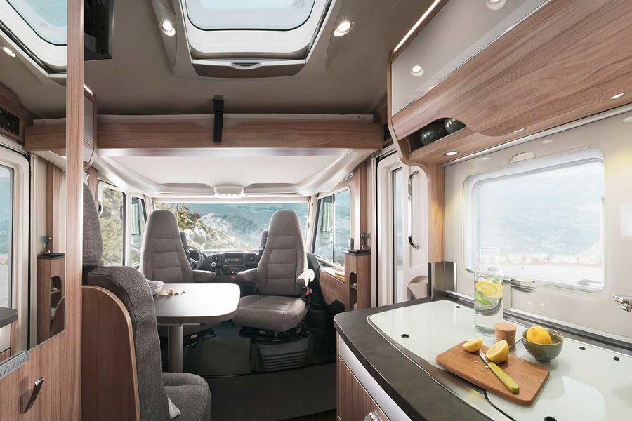 Badande i ljus Tack vare de stora fönstren tillsammans med HYMER panoramatakluckan ger alltid bodelen
