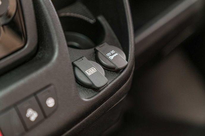 Med fem 230-volts- och två 12-voltsuttag finns generösa anslutningsmöjligheter.