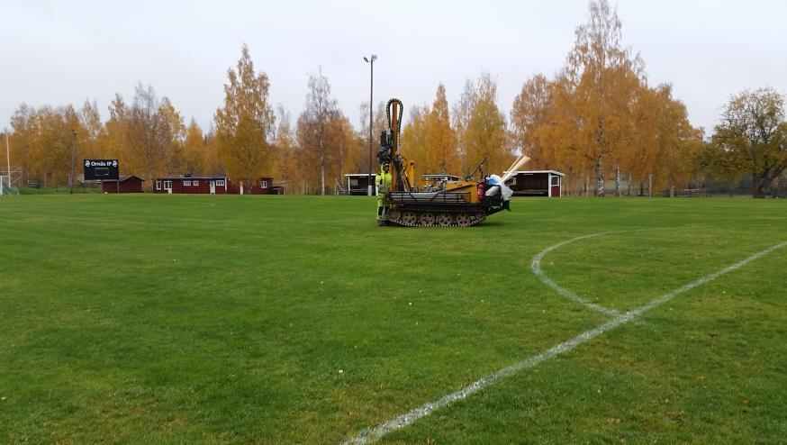 Möjligheten för porluft att kunna frigöras i täta jordlager kan vara mycket lokal pga. lokalt grövre jordmaterial, torrsprickor i marken mm.