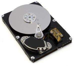 HÅRDDISK Hårddisk (tidigare skivminne, finlandssvenska hårdskiva, ibland förkortat HDD efter engelskans hard disk drive) är en anordning för lagring av information som används i datorer.